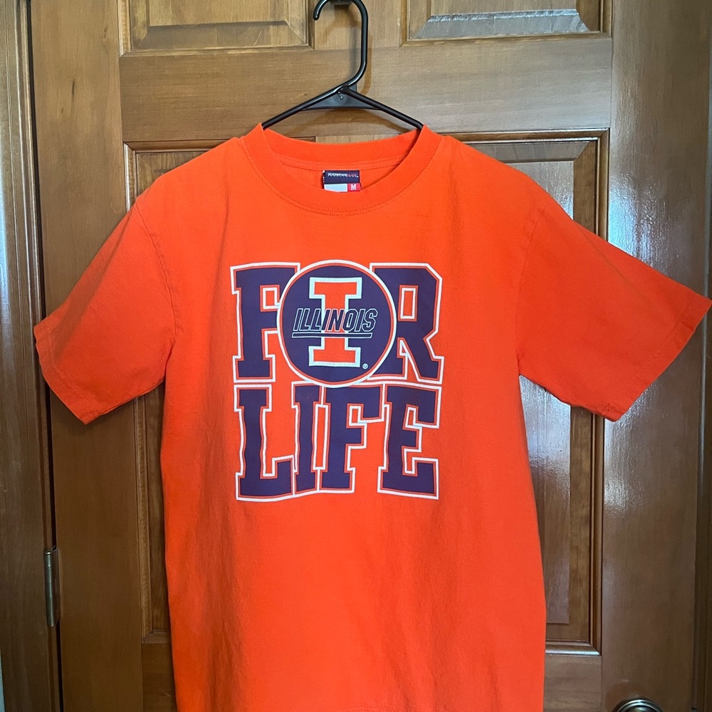 University of Illinois T-shirt.